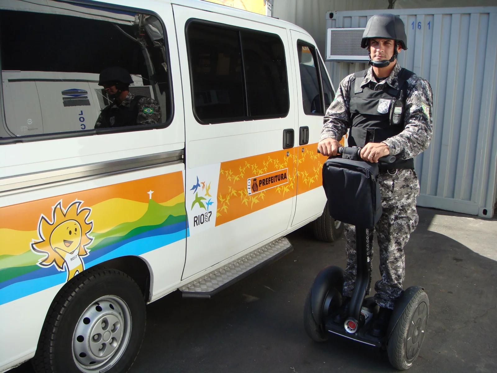 Agentes de segurança em Segways durante os Jogos Pan-Americanos Rio 2007