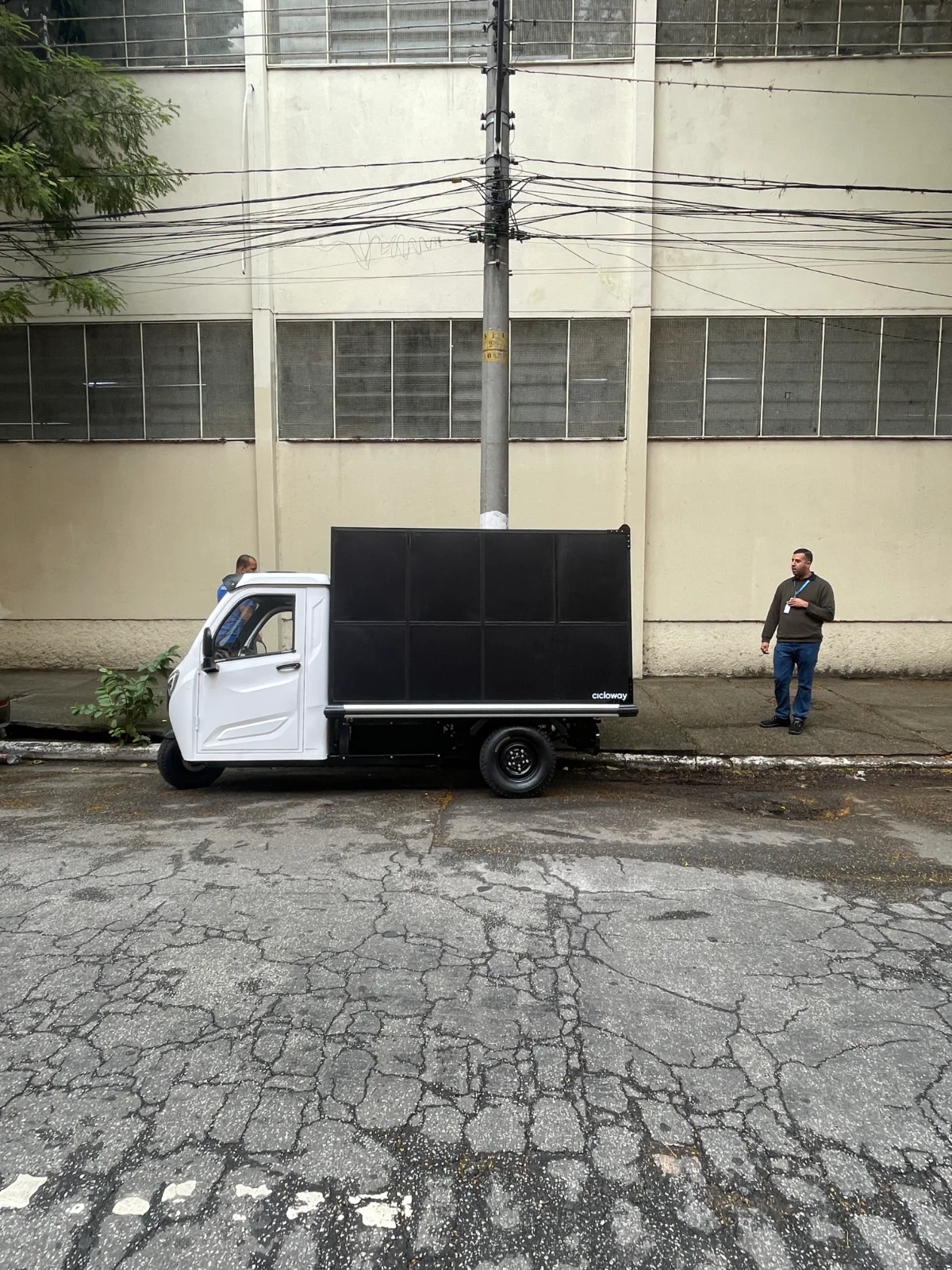 Triciclo elétrico Besouro Delivery Cicloway para entregas urbanas.